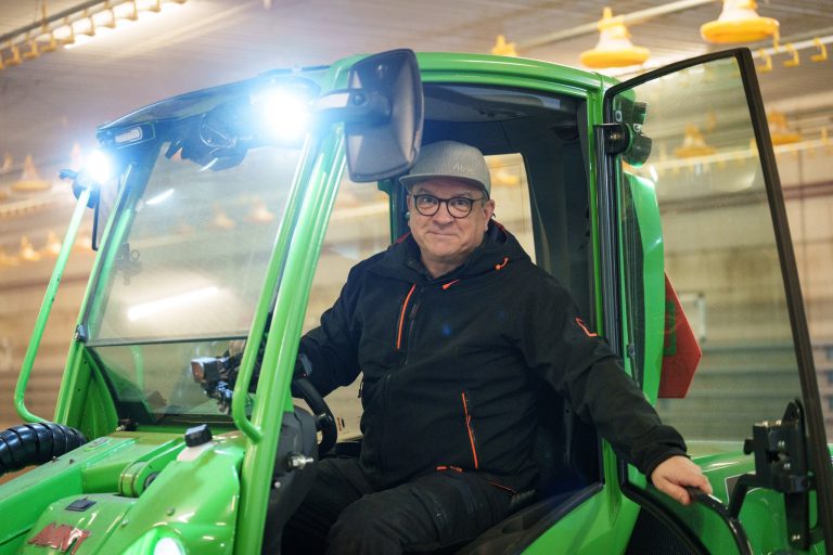 Riku-Sippo Uotila astuu ulos Avantin ohjaamosta.