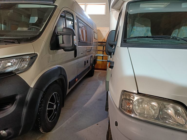 Ajoneuvoja kausisäilytyksessä Raikku Ranchin hallissa.