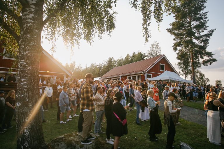 Raikku Rokkaa ja Rakastaa 2026 Kangasala kokoaa jälleen pihapiirin täyteen iloisia festarivieraita Raikku Ranchille elokuussa.